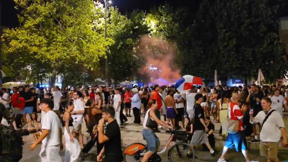 O adolescentă de 17 ani a murit în timp ce sărbătorea în stradă victoria Franței la Cupa Mondială – VIDEO