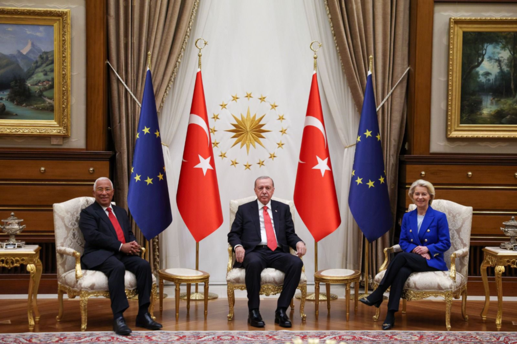 Erdogan i-a cadorisit cu arme de foc pe liderii europeni de rang înalt participanți la Summitul NATO de la Ankara