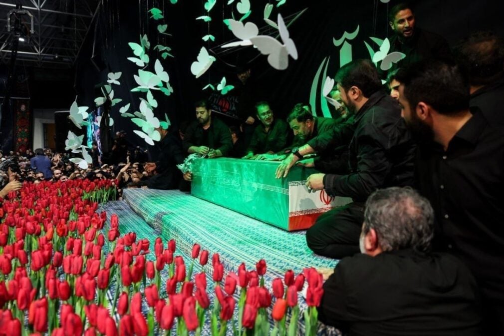 VIDEO Sute de mii de oameni la funeraliile lui Ali Khamenei. Succesorul său nu a apărut la ceremonie