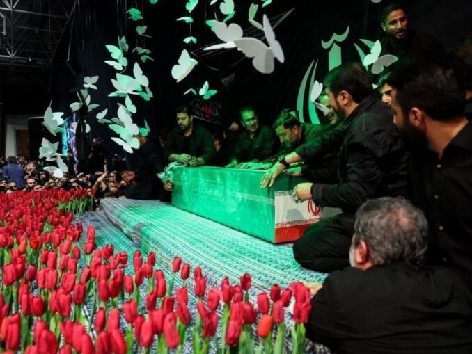 VIDEO Sute de mii de oameni la funeraliile lui Ali Khamenei. Succesorul său nu a apărut la ceremonie