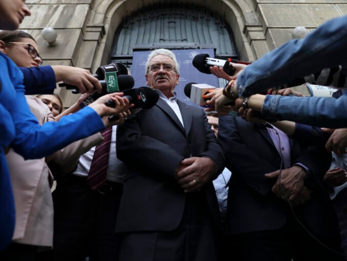 INTERVIU Un lider sindical susține că 3-4.000 de profesori și-au pierdut jobul. „Bolojan a dus învățământul cu 30 de ani înapoi. Suntem supărați de Nicușor Dan”