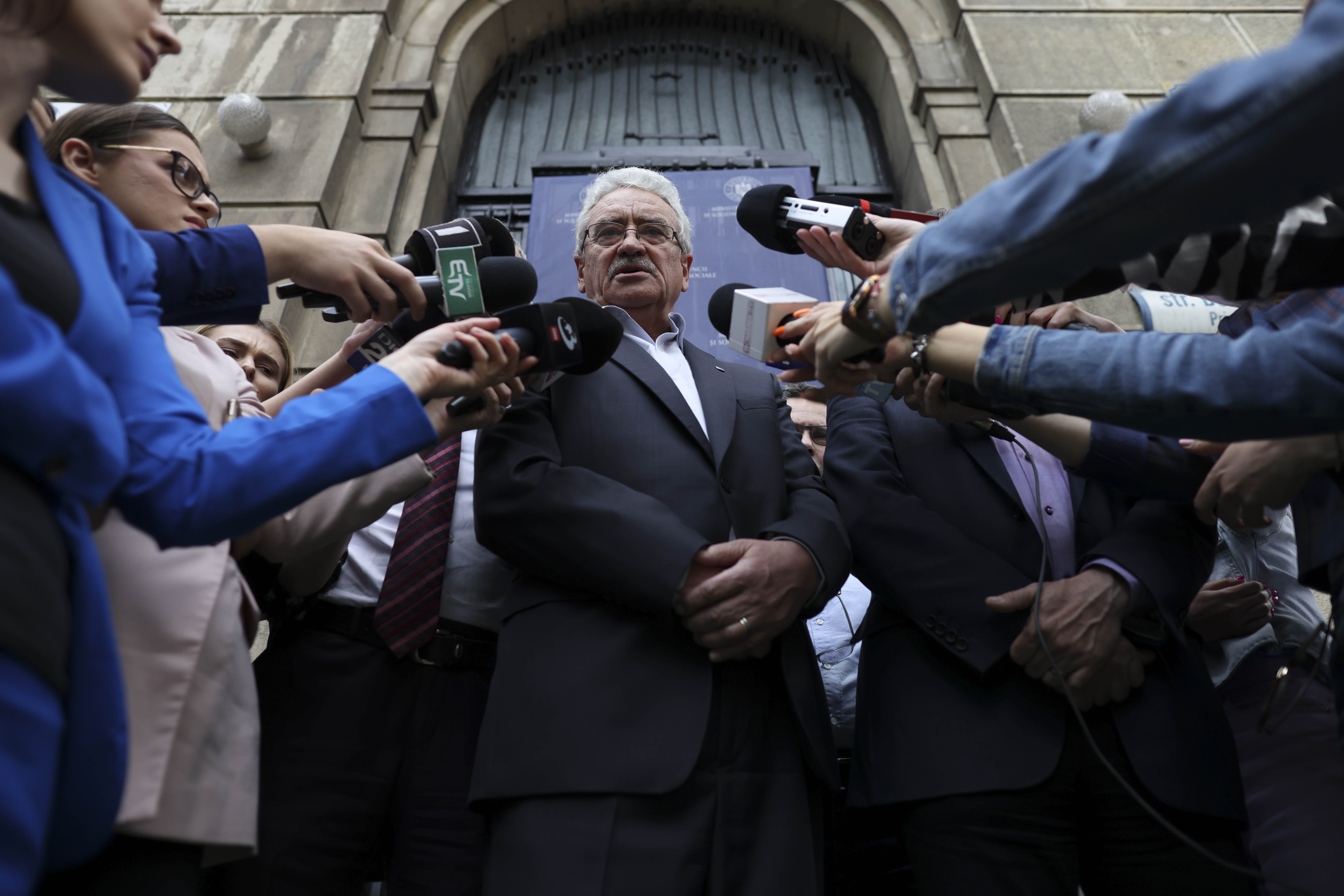 INTERVIU Un lider sindical susține că 3-4.000 de profesori și-au pierdut jobul. "Bolojan a dus învățământul cu 30 de ani înapoi. Suntem supărați de Nicușor Dan"