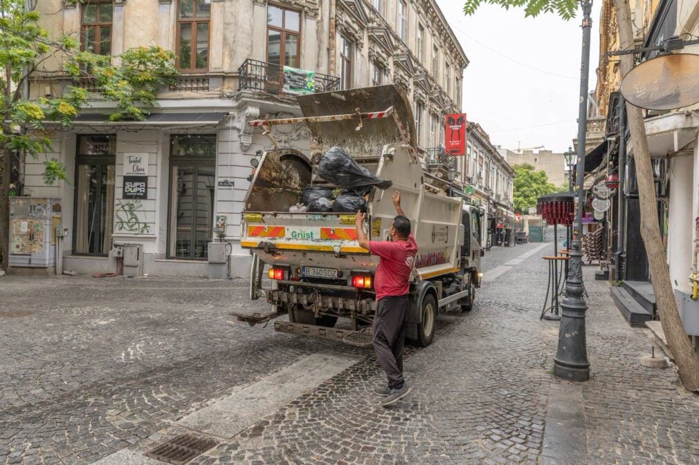 Noi reguli pentru salubrizare în București, atât pentru firme, cât și pentru beneficiari: „Plătești pentru cât arunci” și colectare pe categorii