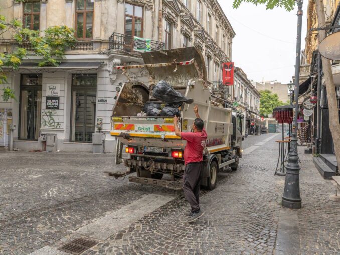 Noi reguli pentru salubrizare în București, atât pentru firme, cât și pentru beneficiari: „Plătești pentru cât arunci” și colectare pe categorii