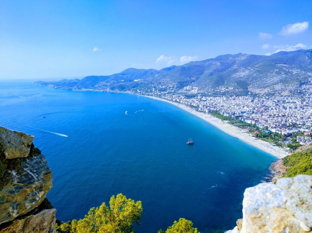 Alanya, destinația de vacanță accesibilă, cu ape turcoaz și peșteră în centrul orașului