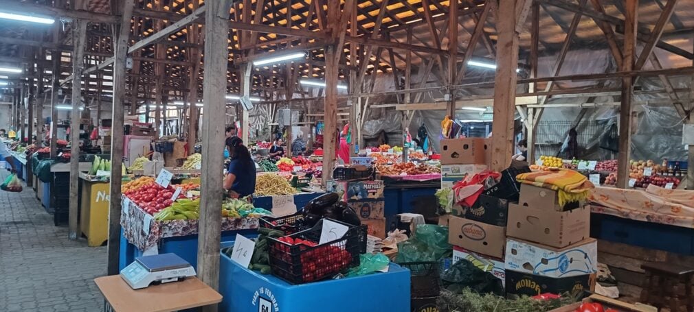 Vânzările în piețe, frizerii și florării, ofilite. O vară ca o povară