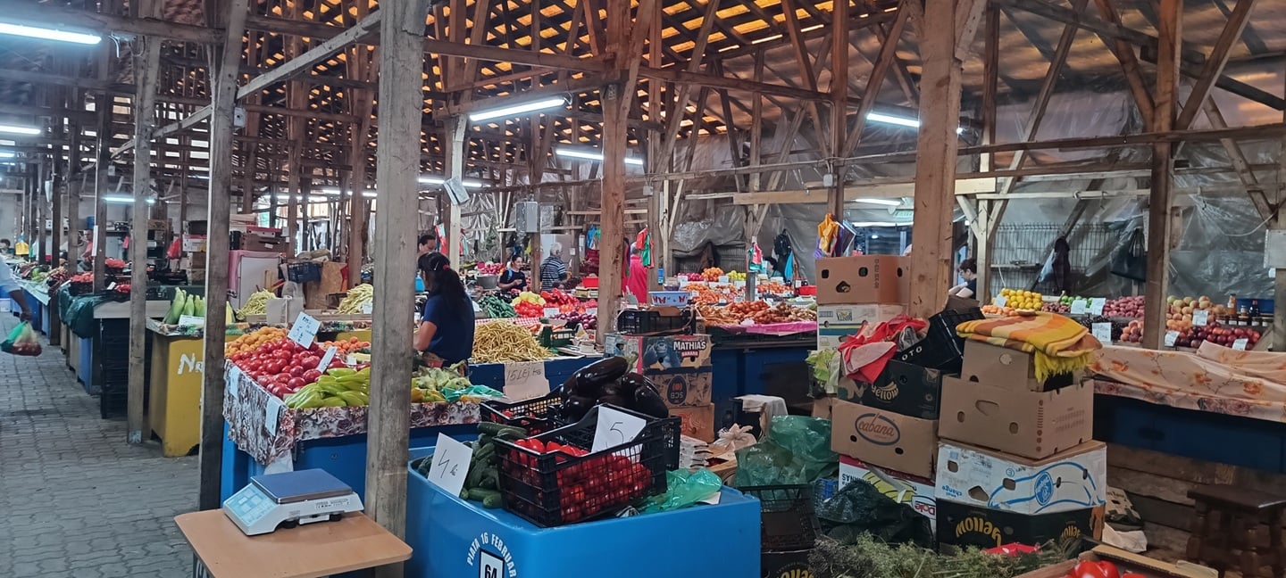Vânzările în piețe, frizerii și florării, ofilite. O vară ca o povară