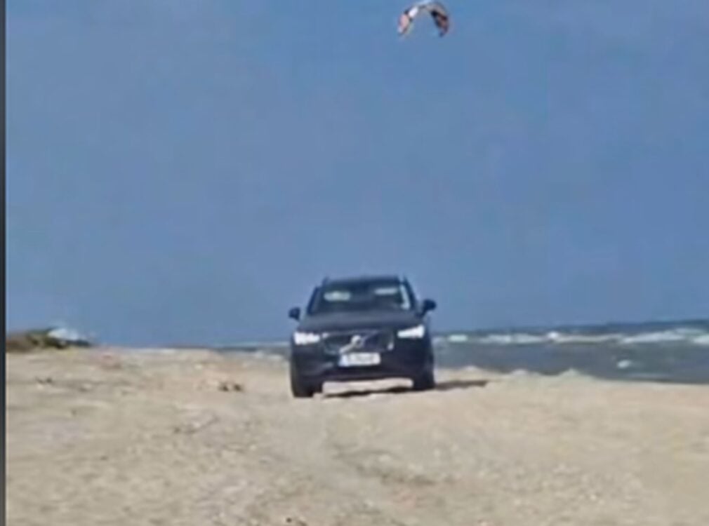 Șofer filmat în timp ce a intrat cu mașina pe plaja sălbatică Vadu. Bărbatul, amendat de polițiști VIDEO
