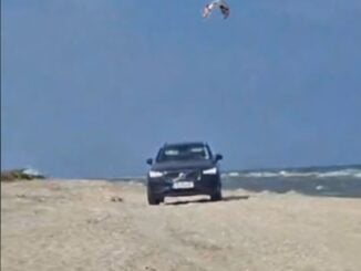 Șofer filmat în timp ce a intrat cu mașina pe plaja sălbatică Vadu. Bărbatul, amendat de polițiști VIDEO