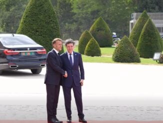 Momentul în care Nicușor Dan este întâmpinat de Emmanuel Macron, în timpul vizitei de la Paris VIDEO