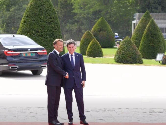 Momentul în care Nicușor Dan este întâmpinat de Emmanuel Macron, în timpul vizitei de la Paris VIDEO