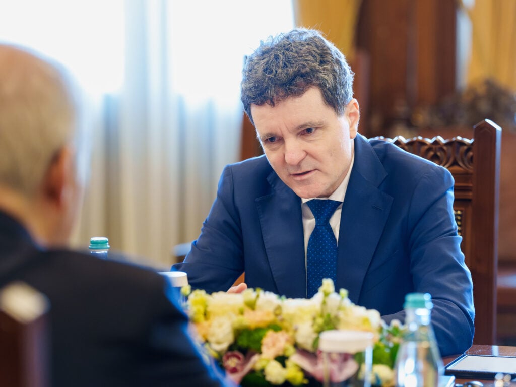 Degeaba așteptăm „mediatorul”