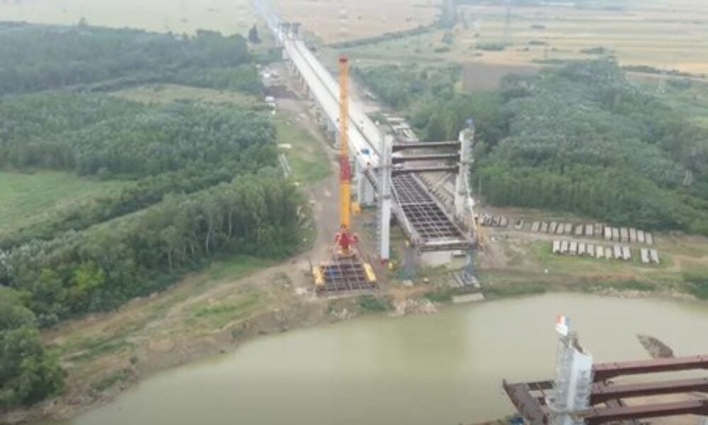 VIDEO Ploile torențiale opresc temporar lucrările la podul hobanat de pe Drumul Expres Brăila – Galați