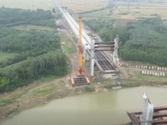 VIDEO Ploile torențiale opresc temporar lucrările la podul hobanat de pe Drumul Expres Brăila – Galați