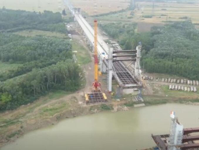 VIDEO Ploile torențiale opresc temporar lucrările la podul hobanat de pe Drumul Expres Brăila – Galați