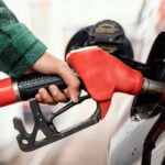 Pistol de alimentare cu benzină într-o stație de carburanți, pe fondul creșterii prețului petrolului peste 100 de dolari pe baril.
