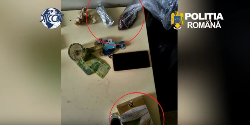 VIDEO Droguri aruncate pe geam în timpul unei percheziții la Brașov. Doi tineri, arestați preventiv