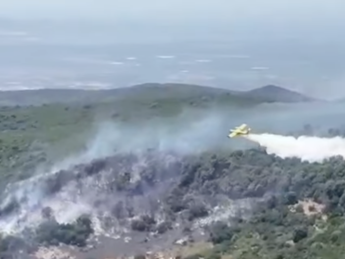 Incendii puternice în Sardinia și Sicilia, două destinații din Italia iubite și de români. Aeroport închis temporar, șosele blocate de flăcări