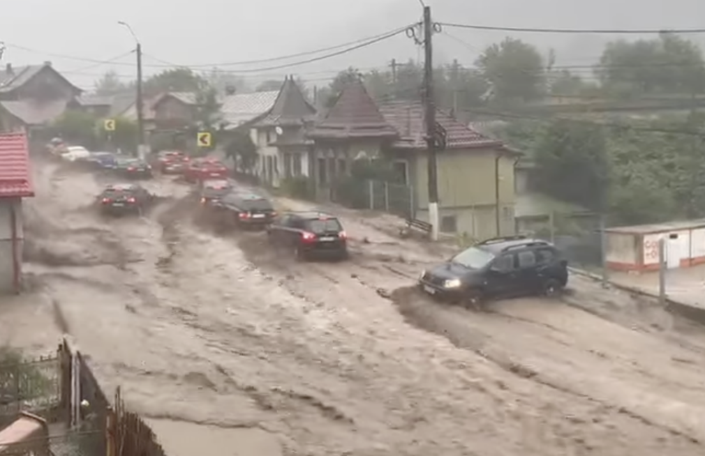 VIDEO Rupere de nori pe Valea Prahovei. Circulație îngreunată pe DN1
