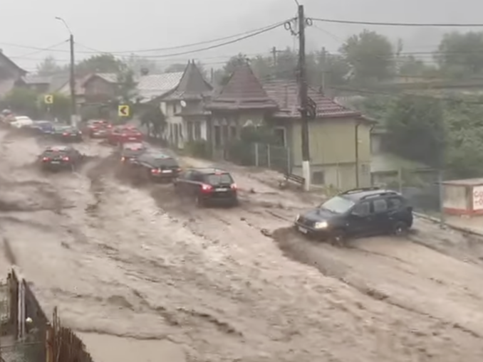 VIDEO Rupere de nori pe Valea Prahovei. Circulație îngreunată pe DN1