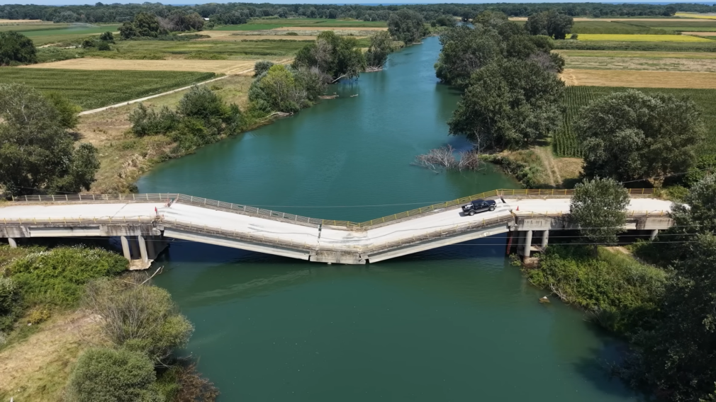 VIDEO Șoferii din Grecia traversează un pod prăbușit pentru a evita un ocol de zeci de kilometri