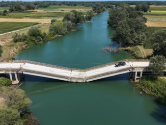 VIDEO Șoferii din Grecia traversează un pod prăbușit pentru a evita un ocol de zeci de kilometri