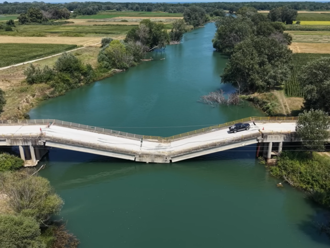 VIDEO Șoferii din Grecia traversează un pod prăbușit pentru a evita un ocol de zeci de kilometri