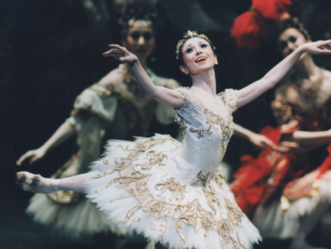 La 77 de ani, balerina Yoko Morishita continuă să uimească lumea: „Nu mă gândesc la vârstă când urc pe scenă”