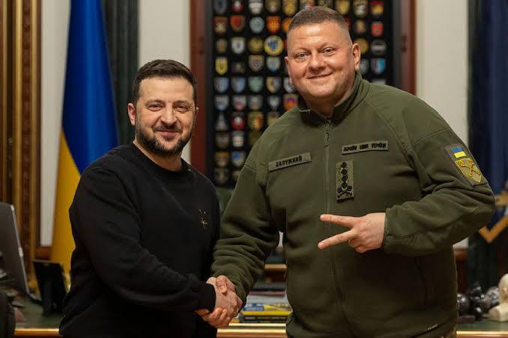 Zelenski și Zalujnîi, posibil duel politic în Ucraina. Fostul șef al armatei ucrainene, dispus să intre în cursa prezidențială