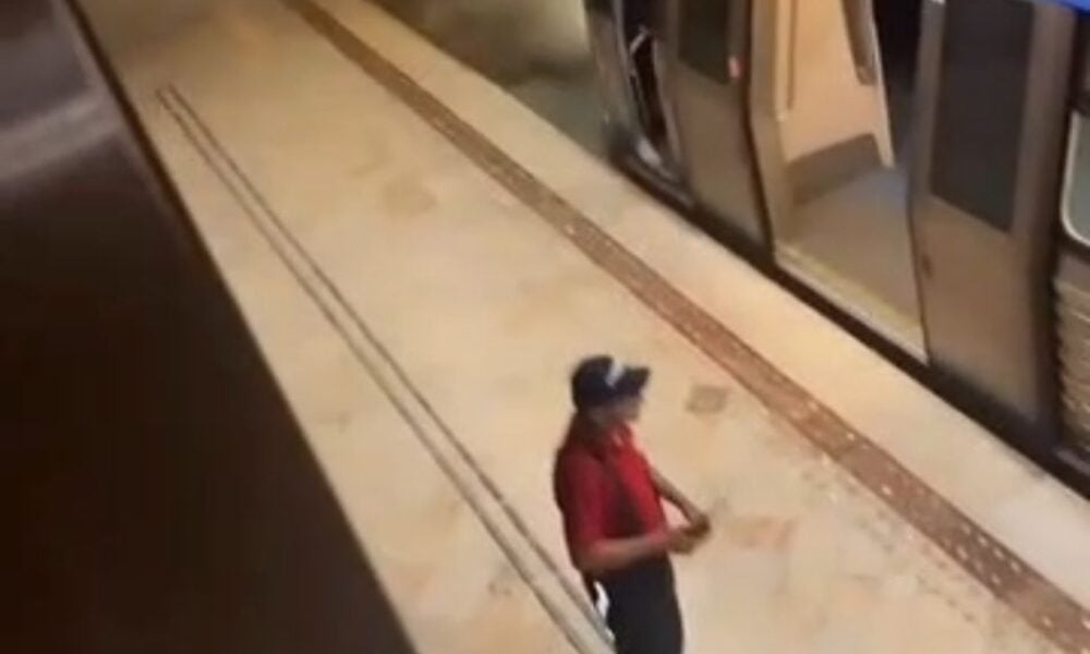 VIDEO Incendiu la metrou, la Universitate. Călătorii, dați jos din tren de urgență