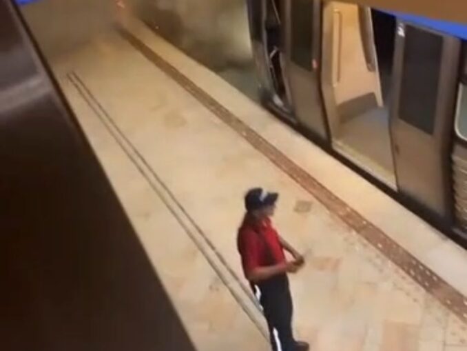 VIDEO Incendiu la metrou, la Universitate. Călătorii, dați jos din tren de urgență