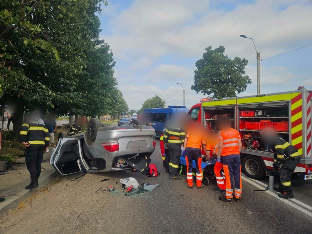 VIDEO Accident grav în Bacău. Un șofer a ajuns la spital după ce mașina s-a izbit de un copac și s-a răsturnat