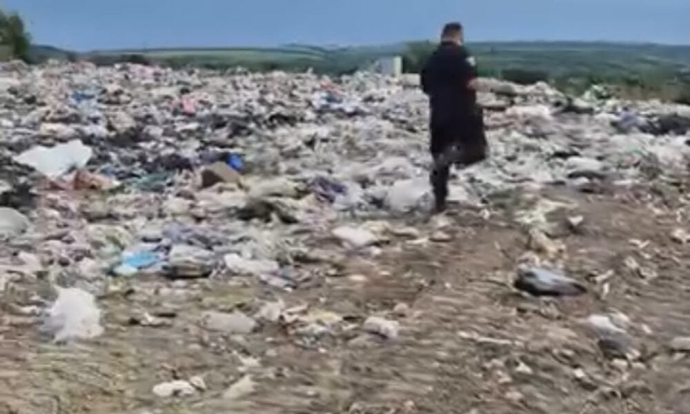 Mii de permise de conducere românești ar fi fost găsite la o groapă de gunoi din Republica Moldova VIDEO