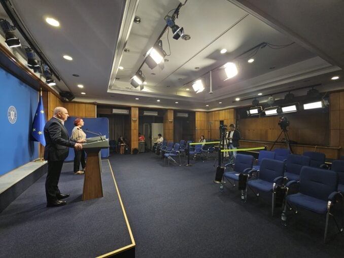 Unde greșește Guvernul Bolojan în comunicarea cu presa. De ce au fost doar trei jurnaliști la declarațiile premierului