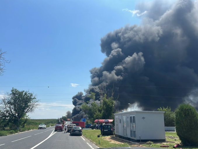 UPDATE Accident pe DN2A, lângă Hârșova. O autocisternă cu benzină a luat foc