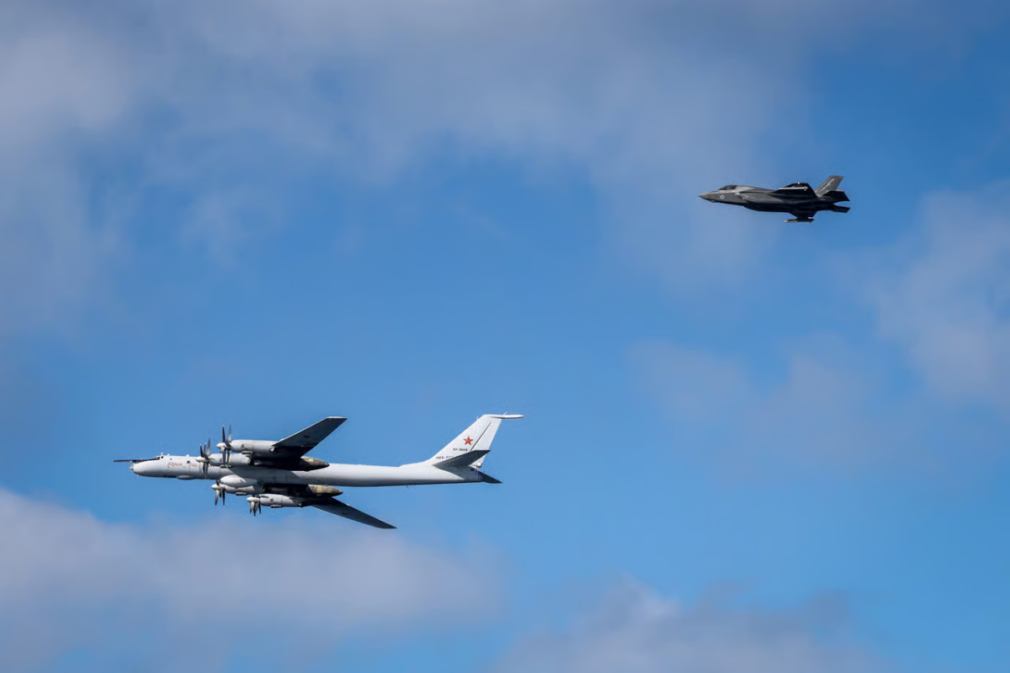 POLITICO: Marea Britanie a interceptat două aeronave rusești în timpul unei misiuni NATO