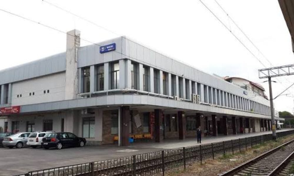O angajată CFR, lovită în cap cu receptorul de telefon de o persoană străină