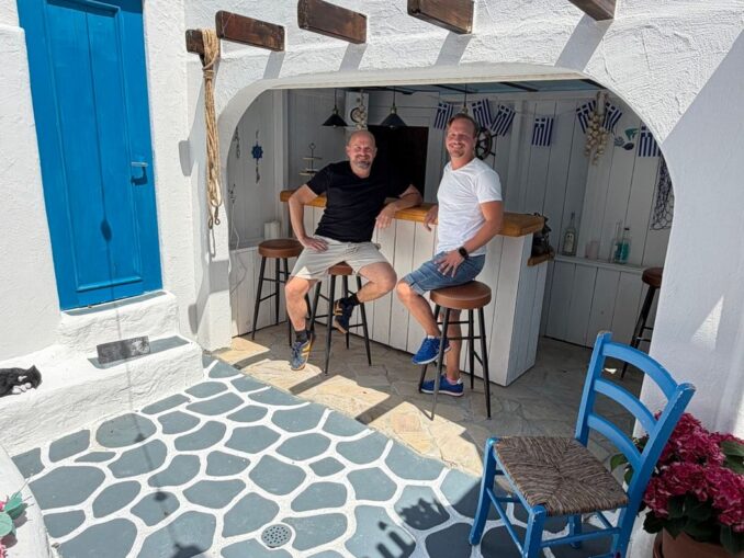 Vacanță în Grecia fără să plece de acasă. Un bărbat a investit peste 60.000 de lei pentru a recrea un sat elen autentic