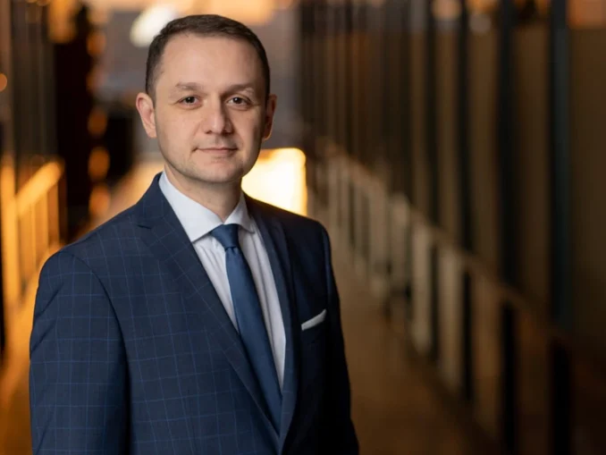 Directorul general al Electrica le cere companiilor să-şi mute producţia la prânz. Energie gratuită în august