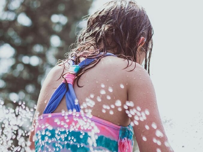 Cum alegi costumul de baie ideal. Culori recomandate de salvamari pentru cei mici