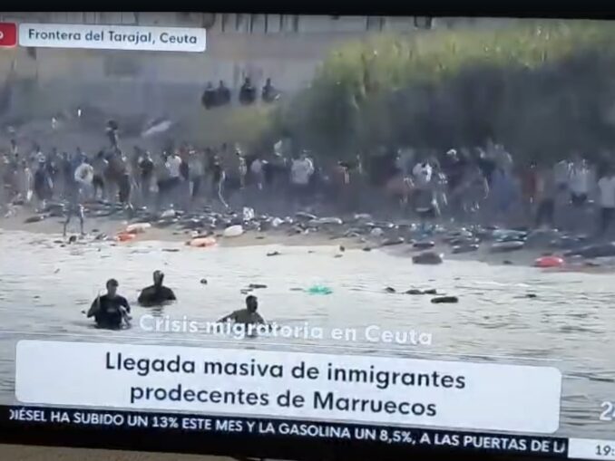 VIDEO Mii de migranți iau cu asalt frontiera Uniunii Europene. Imagini dramatice din Ceuta arată oameni care merg pe dig și se aruncă în mare pentru a intra în Spania