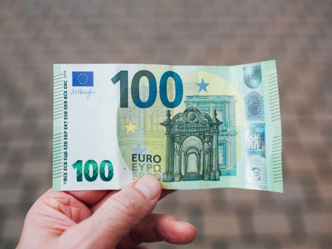 Cursul euro urcă din nou. Ce trebuie să știi dacă schimbi valută în această perioadă