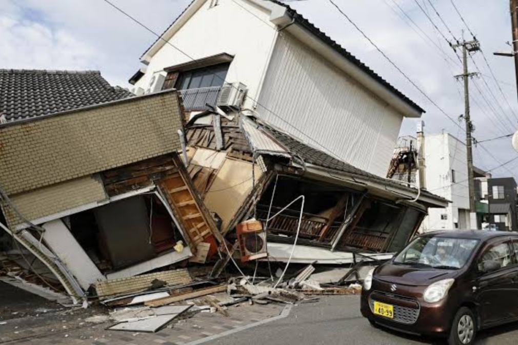 Cel puțin 13 morți după cutremurul puternic din Japonia. Salvatorii caută oameni prinși sub dărâmături