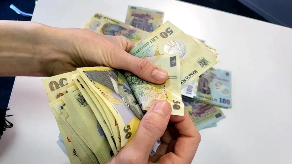 Încă un an de suferință pentru românii cu datorii la bănci. BNR-ul lui Isărescu ar putea ține dobânda sus până-n 2027