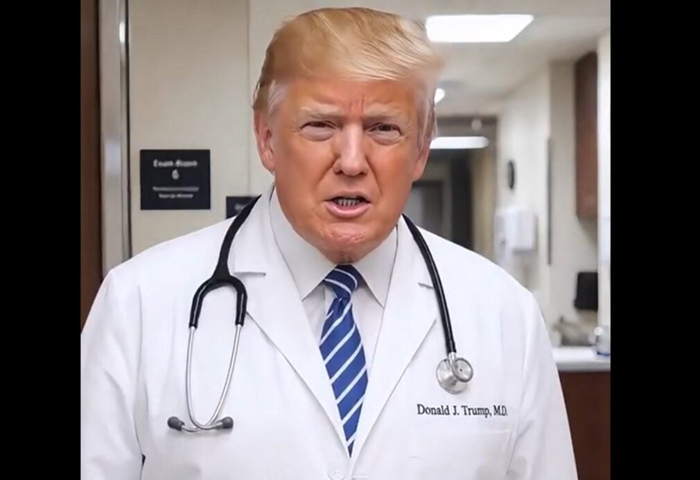VIDEO Donald Trump s-a filmat în halat de medic și susține că îi „vindecă” pe oameni de TDS. Clipul a devenit viral