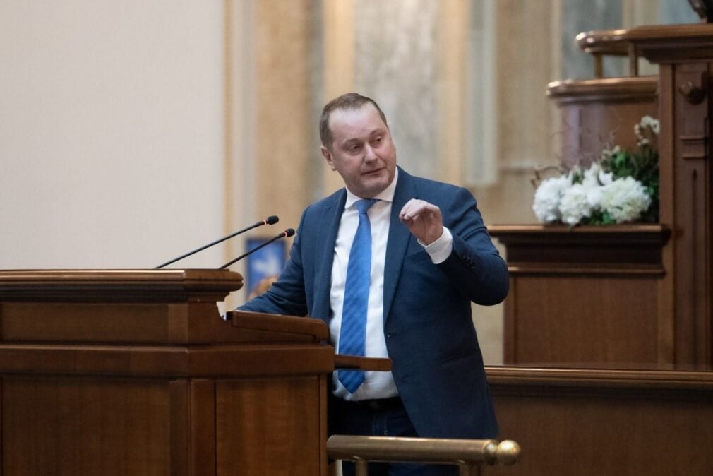 Un senator ales pe listele partidului Dianei Șoșoacă, cooptat de Ilie Bolojan și pus la șefia liberalilor din municipiul Brăila