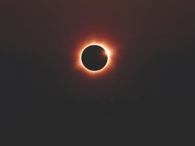Cum privești în siguranță eclipsa de Soare din 12 august. Ce avertizează medicii