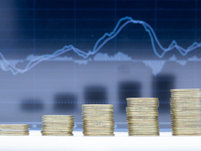 România scapă în ultimul moment de categoria „junk”. Decizia Fitch evită un șoc major pentru economie