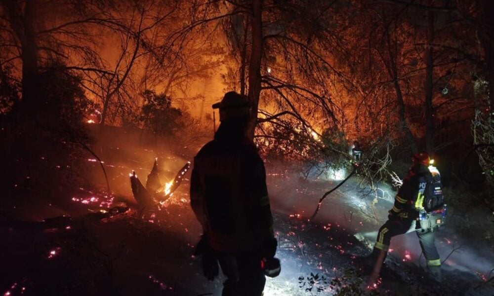 Pompierii români continuă lupta cu incendiile de pădure din sudul Franței