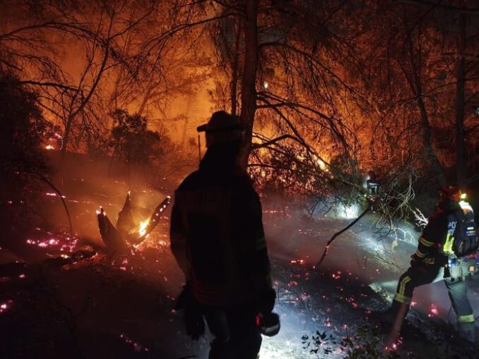 Pompierii români continuă lupta cu incendiile de pădure din sudul Franței